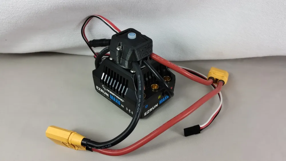 Hobbywing EZRUN MAX6 G2 mit oben befestigtem Schalterhalter und ausgelegten Anschlusskabeln