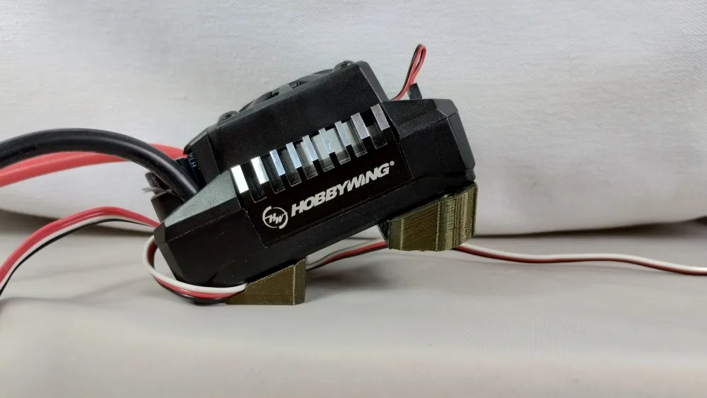 Hobbywing-Regler auf olivfarbenen X-Maxx-Haltern, seitliche Ansicht mit Anschlusskabeln