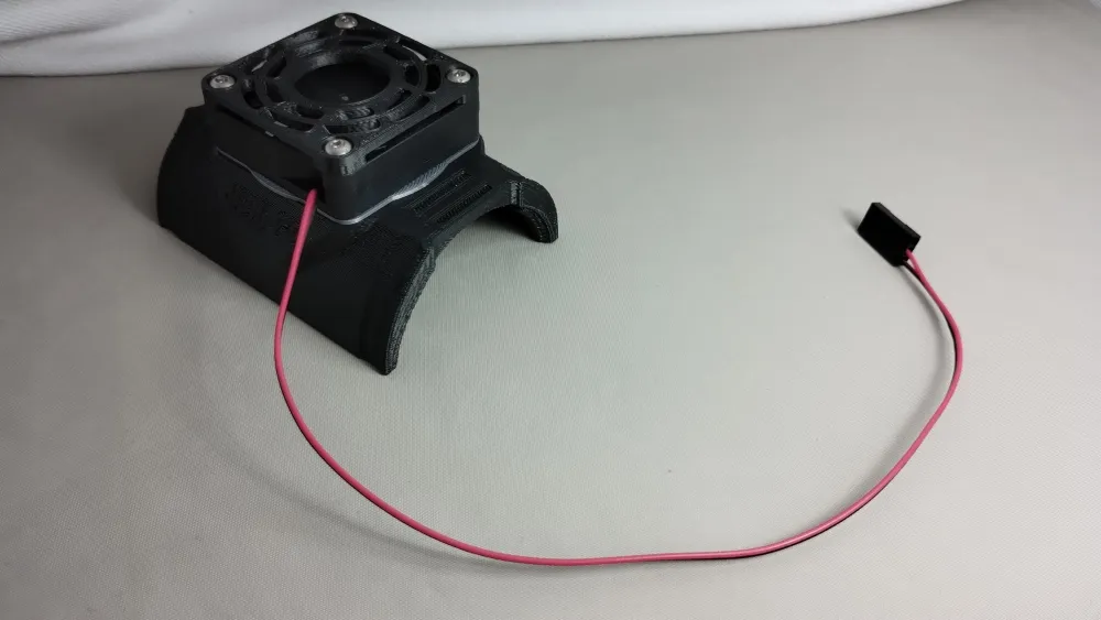 Kühlvogel 4990 G2 mit schwarzem Lüfter und bogenförmig ausgelegtem Anschlusskabel mit Stecker