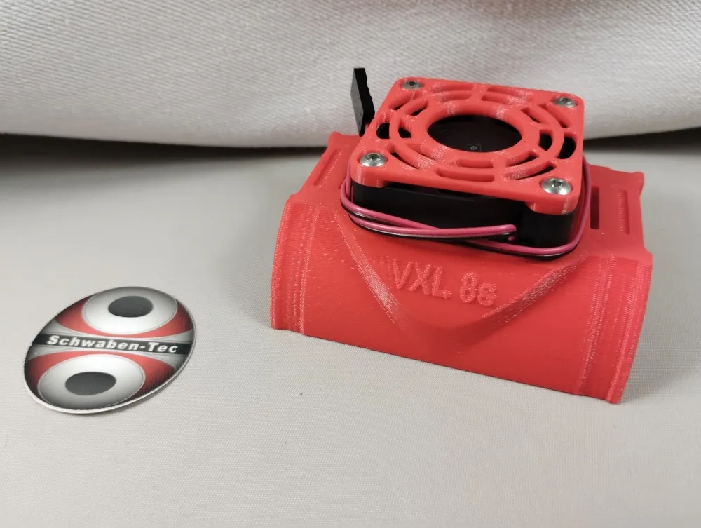 Roter Kühlvogel für Traxxas VXL-8S-Motor mit rotem Lüfter und sichtbarer VXL-8S-Beschriftung