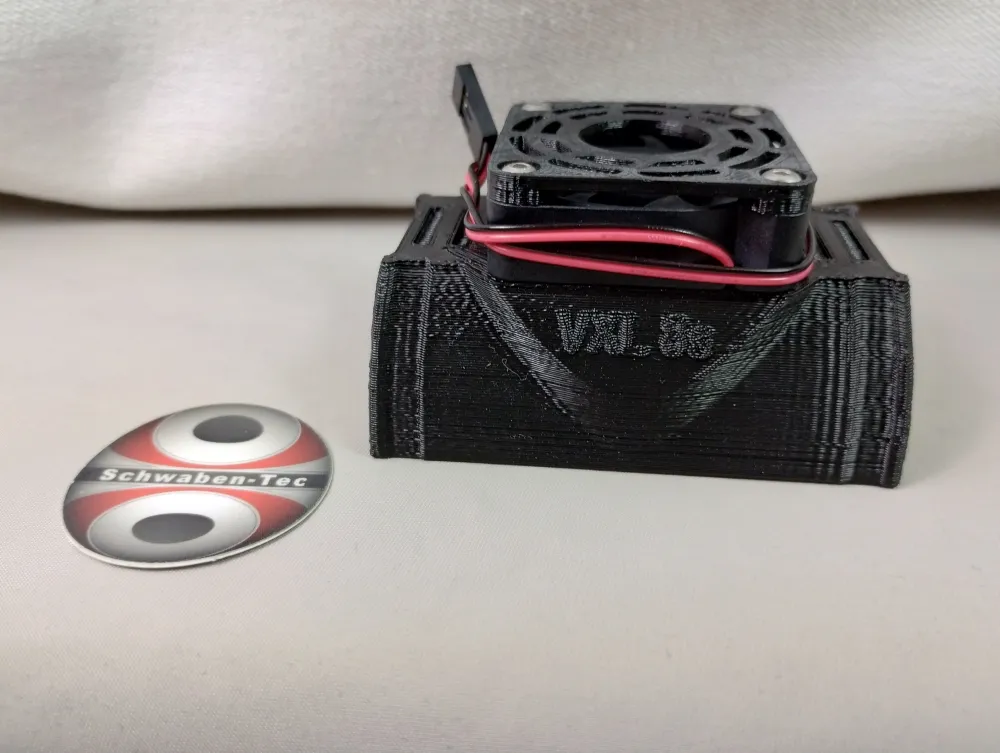Schwarzer Kühlvogel für Traxxas VXL-8S-Motor mit flachem Lüfter und rot-schwarzem Kabel