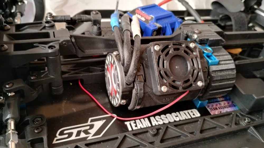 Kühlvogel mit Lüfter auf einem Motor im offenen RC-Chassis, seitliche Nahaufnahme