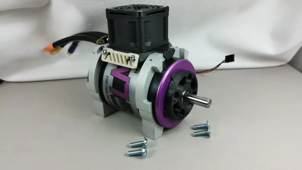 LMT 3040 Hi Amp von der Wellenseite mit violetter Endkappe, Halteringen und schwarzem Lüfteraufsatz