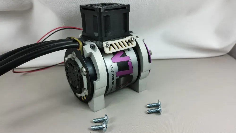 LMT 3040 Hi Amp von hinten mit silberfarbenen Halteringen, Lüfteraufsatz und schwarzen Anschlusskabeln