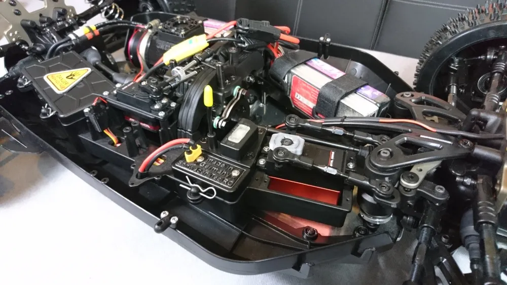 MCD-RR5-Chassis ohne Karosserie mit Elektronik, Akkus und sichtbarem Lenkgestänge