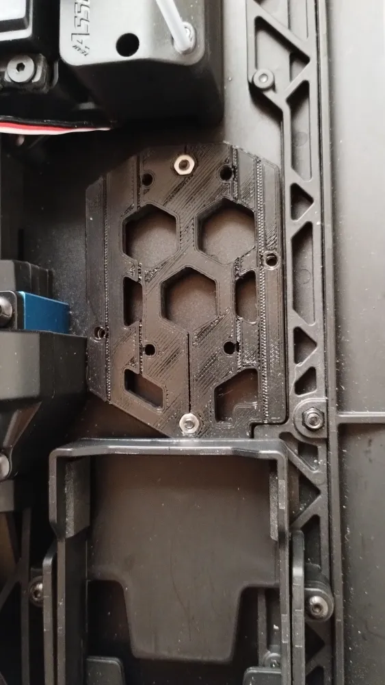 Reglerhalter mit wabenförmigen Aussparungen im offenen Chassis des Team Asso SR7