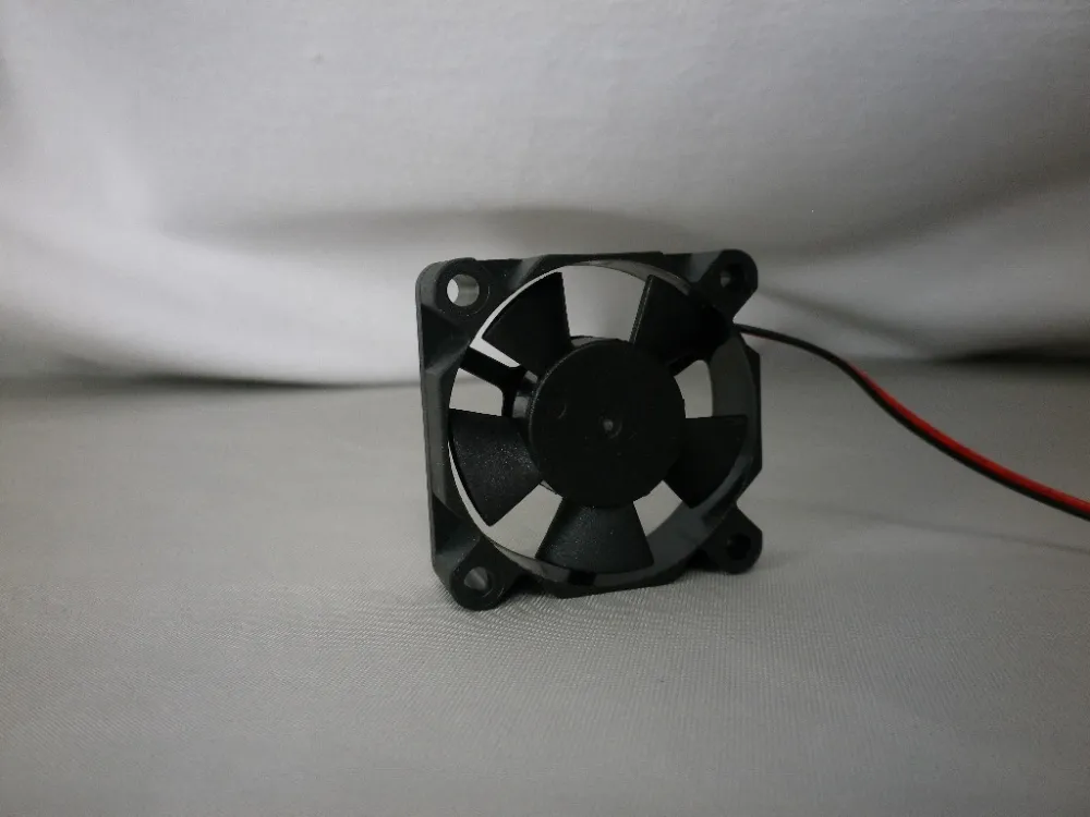 Motorlüfter 35 × 35 × 10 mm BB frontal fotografiert, mit Lüfterrahmen und Anschlussleitung