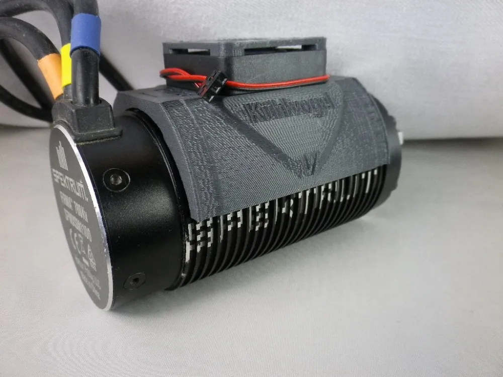 Kühlvogel 56 Universal, schwarzer Motorkühler am zylindrischen Brushless-Motor mit angeschlossenen Kabeln