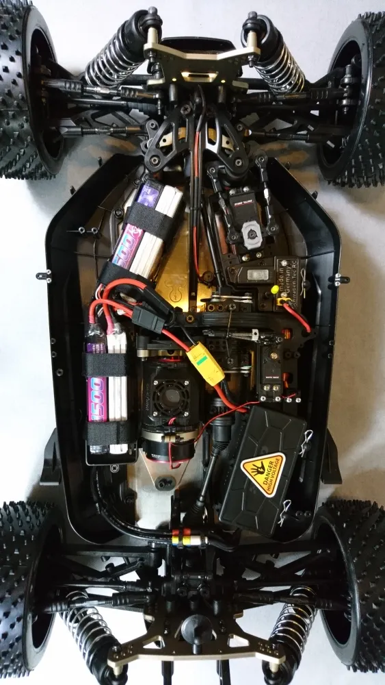 MCD RR5 Competition Buggy, Fahrzeugchassis von oben mit Verkabelung und sichtbarer Elektronik
