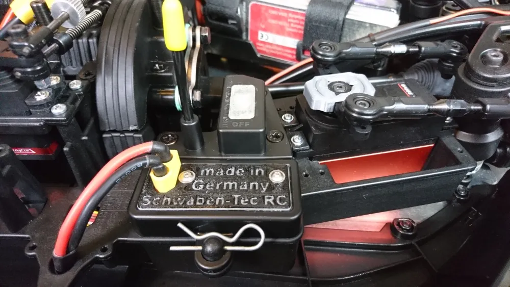 MCD RR5 Competition Buggy, Nahaufnahme der im Chassis montierten Schwaben-Tec-RC-Elektronik und Stromkabel