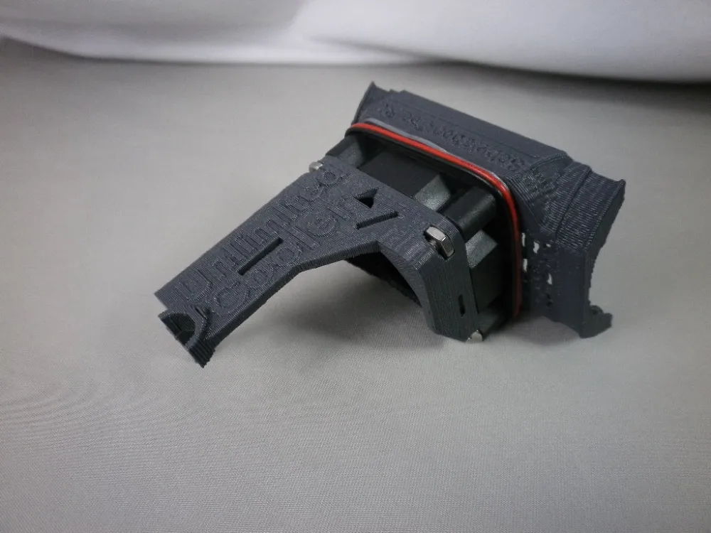 Traxxas UDR Unlimited Cooler, schwarzer Motorkühler mit Halterung und rot-schwarzem Anschlusskabel als Einzelteil