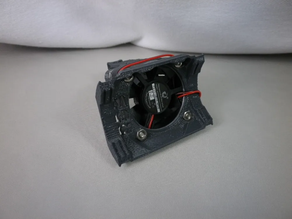 Traxxas UDR Unlimited Cooler, Innenseite der Halterung mit eingebautem Lüfter und Befestigungspunkten