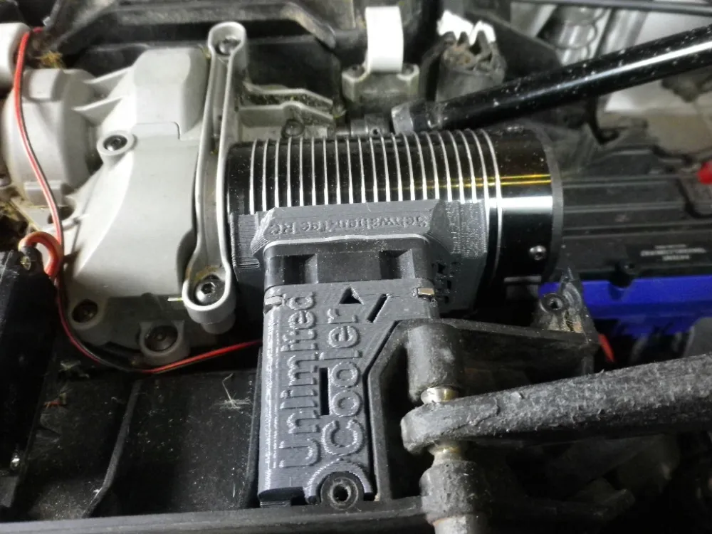 Traxxas UDR Unlimited Cooler, montierter Motorkühler mit Kühlrippen und Halterung im Fahrzeugchassis