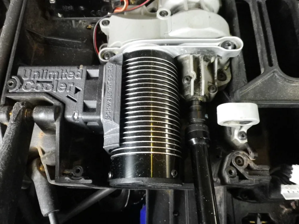 Traxxas UDR Unlimited Cooler, gerippter Motorkühler im Traxxas-UDR-Chassis zwischen den Fahrzeugkomponenten