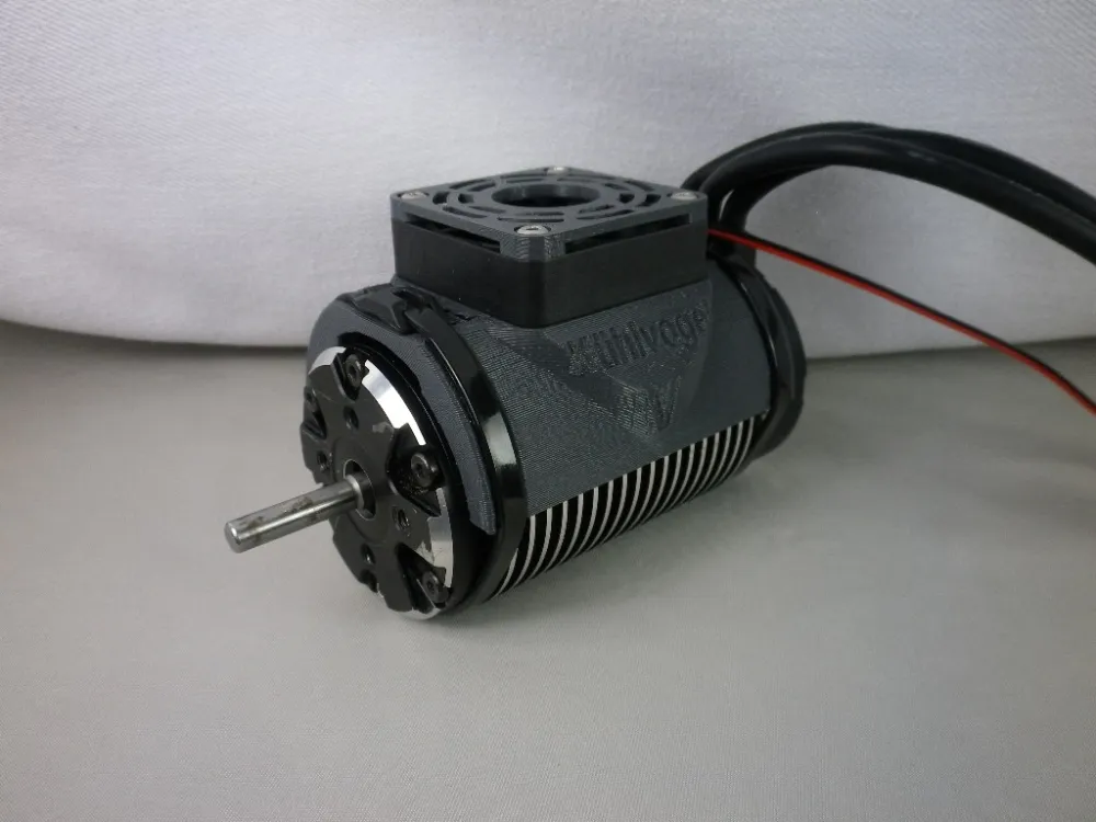 Kühlvogel 49 HobbyWing Edition, schwarzer Kühlkörper am Brushless-Motor mit sichtbarer Motorwelle