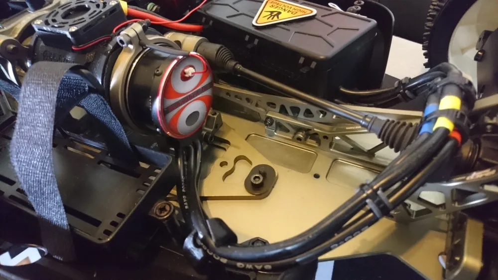Geöffnetes Chassis des MCD RR5 Max Pro CF mit Motor, Antriebsriemen und verlegten Kabeln
