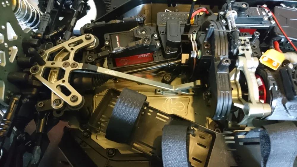 Vorderer Chassisbereich des MCD RR5 Max Pro CF mit Lenkgestänge und eingebauten Komponenten