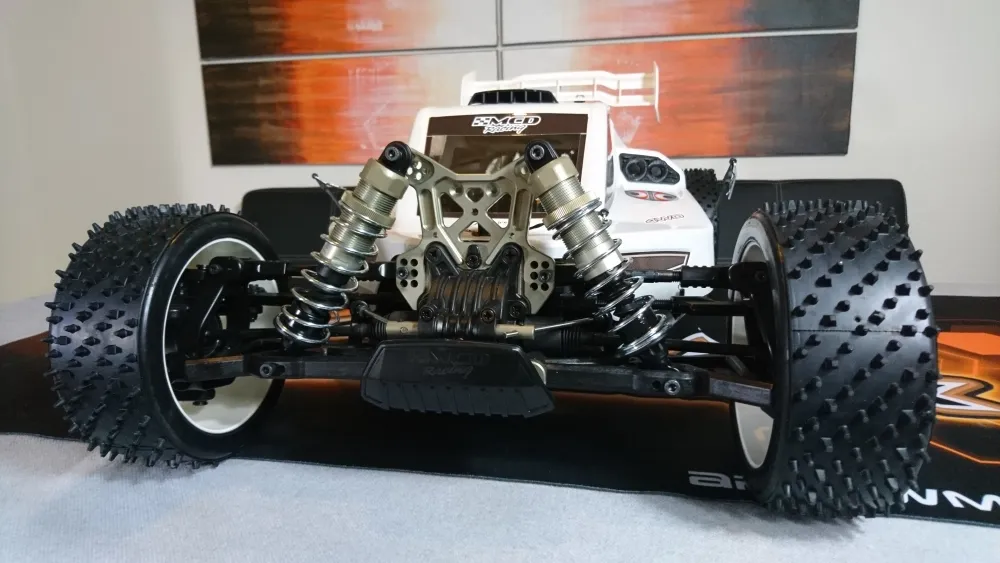 MCD RR5 Max Pro CF Buggy frontal mit weißen Rädern und freiliegender Vorderachse