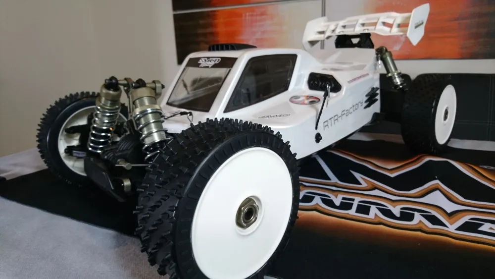 MCD RR5 Max Pro CF mit weißer Karosserie und großem Vorderrad, schräge Frontansicht