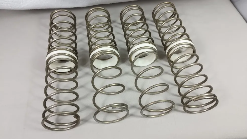 Traxxas X-Maxx Tuning-Feder-Set LW mit unterschiedlich eng gewickelten Federn, schräge Draufsicht