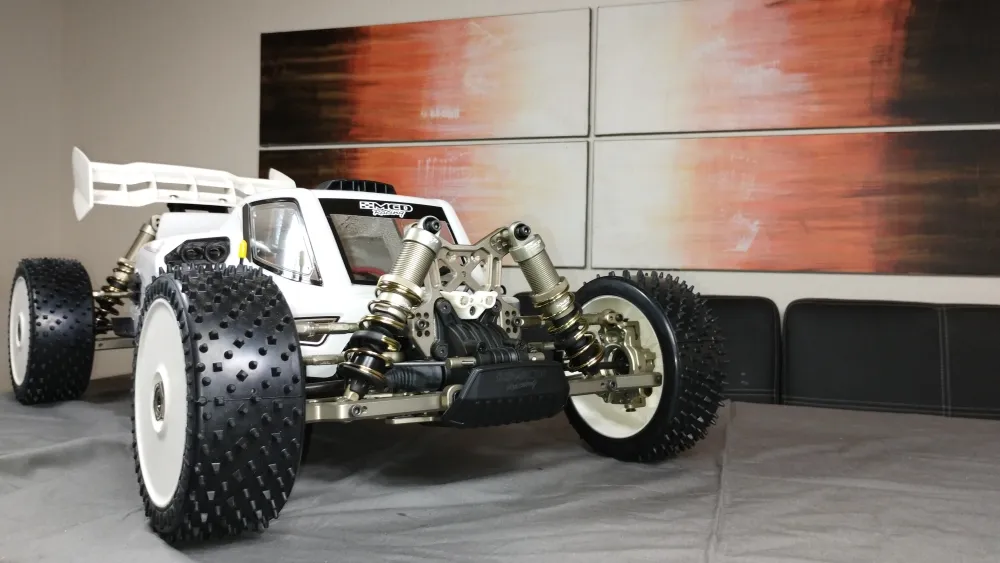 Weißer MCD RR5 Max Ultimate Buggy mit Heckflügel und weißen Scheibenrädern, schräg von vorn