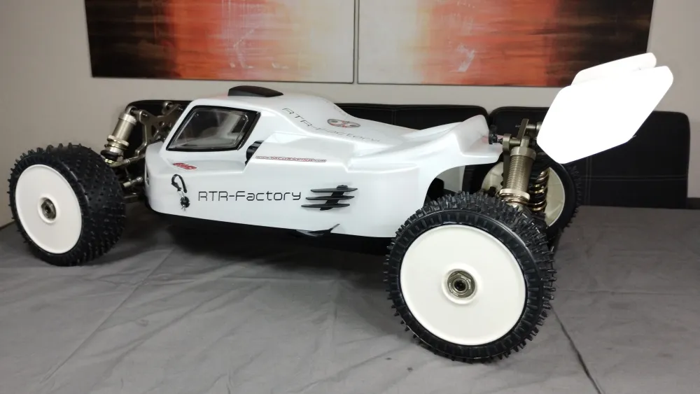 MCD RR5 Max Ultimate mit weißer RTR-Factory-Karosserie, seitliche Ansicht
