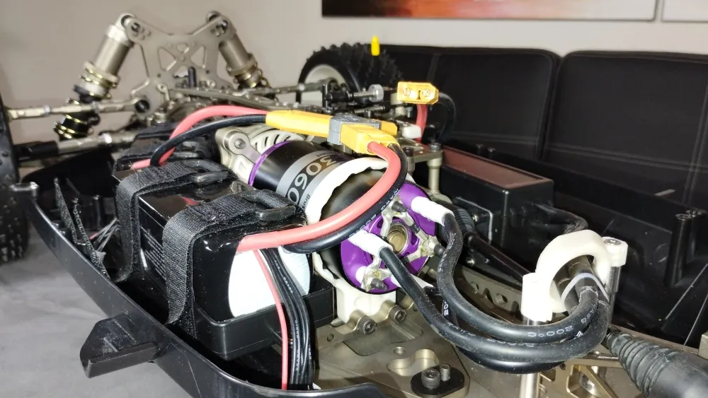 Offenes Chassis des MCD RR5 Max Ultimate mit Akkus, Motor und rot-schwarzen Anschlusskabeln