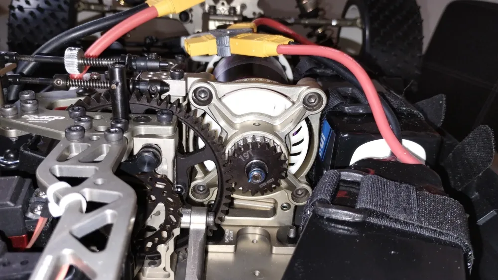 Detail des Antriebs im MCD RR5 Max Ultimate mit Motorritzel und rotem Anschlusskabel