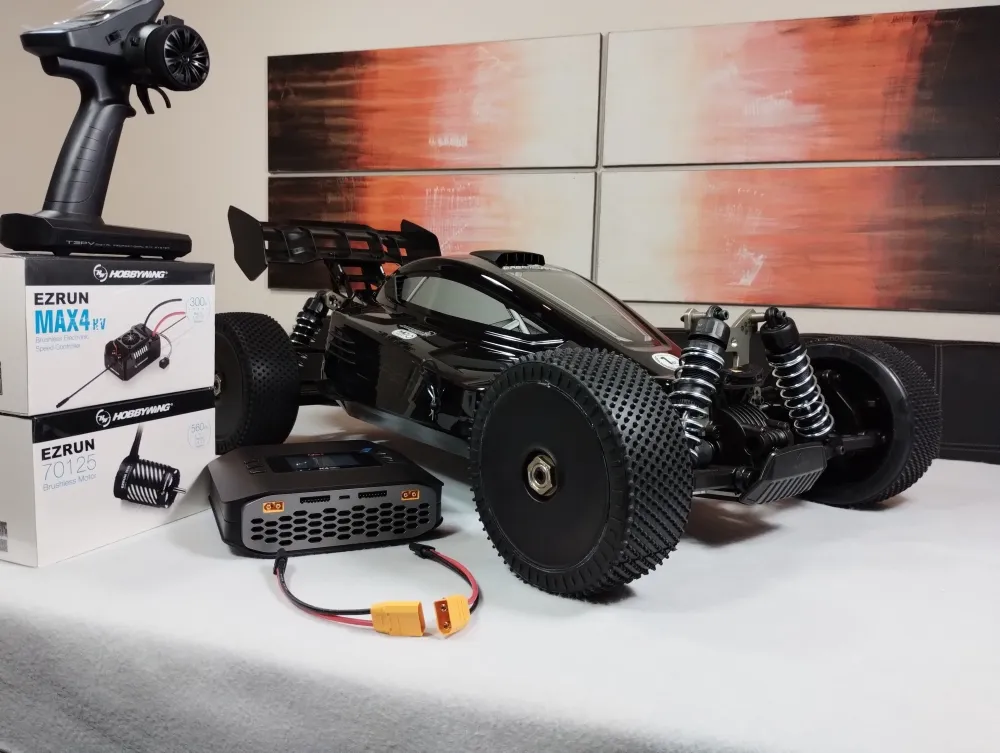 Schwarzer MCD RR5 Competition Max 4 mit Pistolensender, Ladegerät und EZRUN-Verpackung