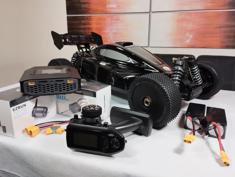 MCD RR5 Competition Max 4 mit Ladegerät auf der Verpackung, Pistolensender und Anschlusskabeln