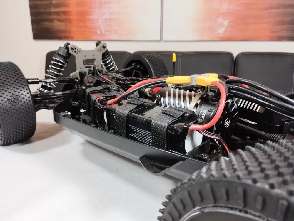 Elektronik und Antrieb im offenen Chassis des MCD RR5 Competition Max 4, seitliche Nahaufnahme