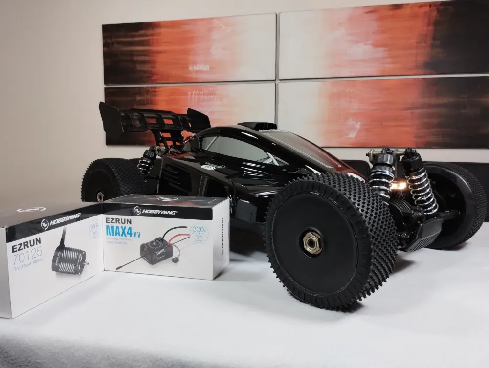 Schwarzer MCD RR5 Competition Max 4 mit EZRUN-MAX4-Verpackung, schräg von vorn