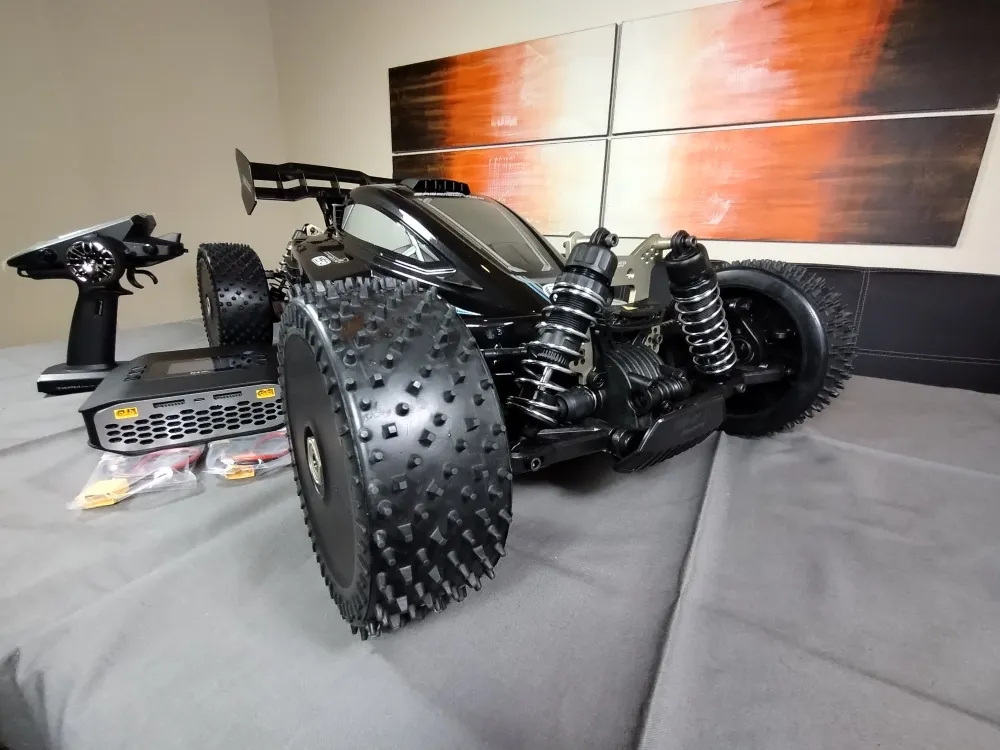 Schwarzer MCD RR5 Competition Max 4 mit grobstolligen Reifen, Pistolensender und Ladegerät