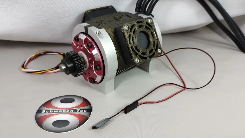 Motor-Upgrade 880 KV für Traxxas XRT mit roter Stirnseite, Ritzel und oben montiertem Lüfter