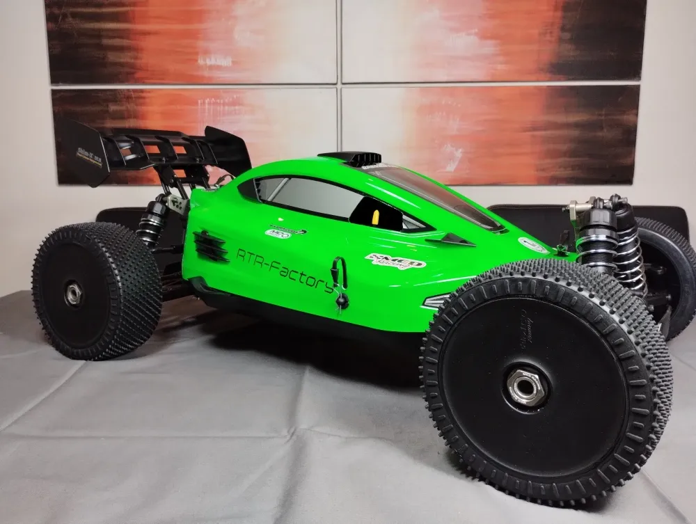 Grüner MCD RR5 Competition 2T mit schwarzem Heckflügel, schräg von der Seite