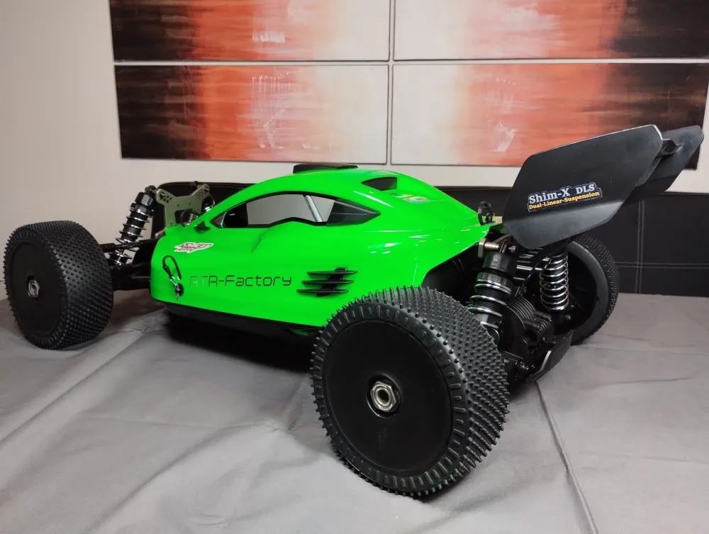 Grüner MCD RR5 Competition 2T von hinten mit schwarzem Heckflügel und Stollenreifen