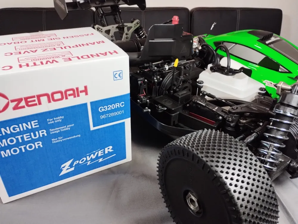 MCD RR5 Competition 2T ohne Karosserie neben einer Zenoah-Motorverpackung