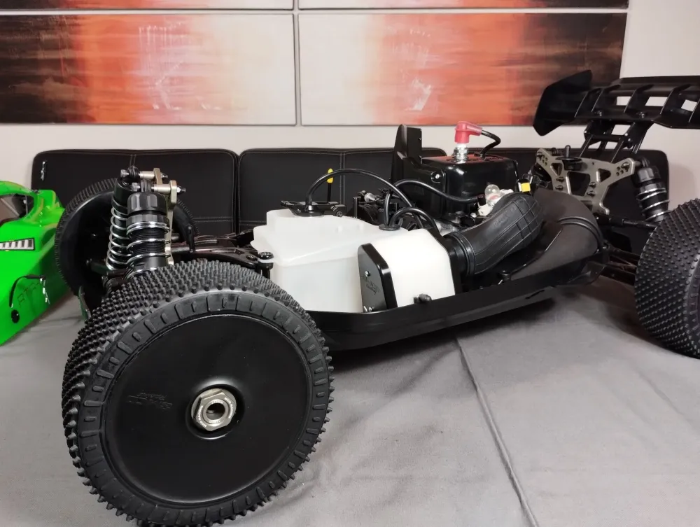 Offenes Chassis des MCD RR5 Competition 2T mit weißem Tank und seitlicher Abgasanlage