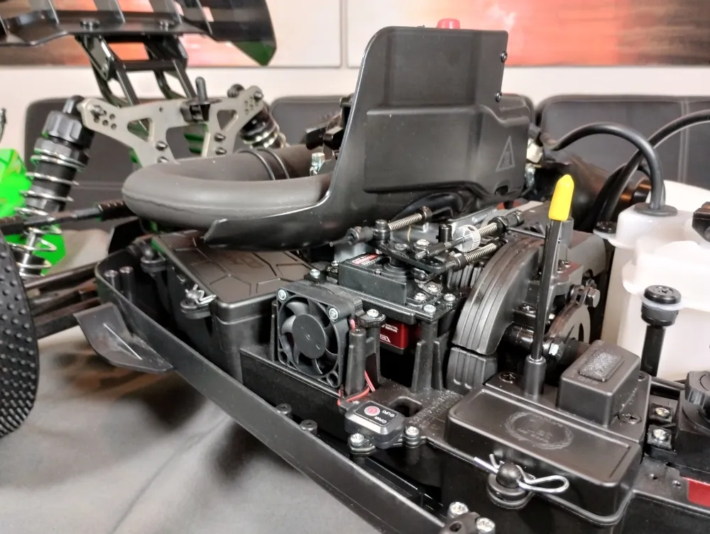 Nahaufnahme des Motors und der schwarzen Abdeckung im MCD RR5 Competition 2T
