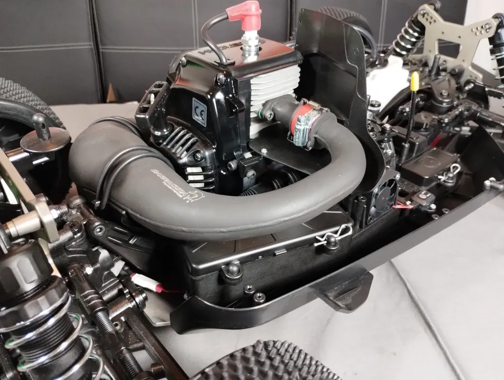 Gebogene Abgasanlage und Motor im offenen Chassis des MCD RR5 Competition 2T