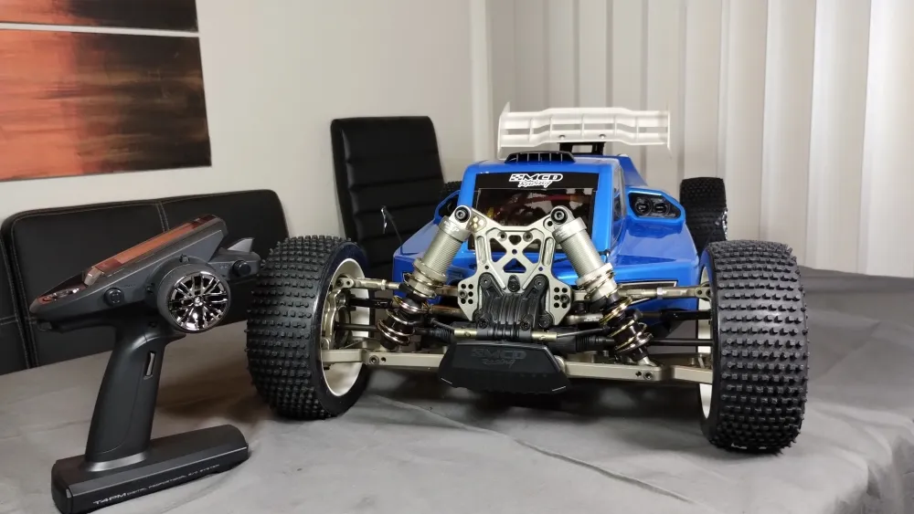 MCD RR5 Max 4 Ultimate frontal mit blauer Karosserie, weißem Heckflügel und Pistolensender