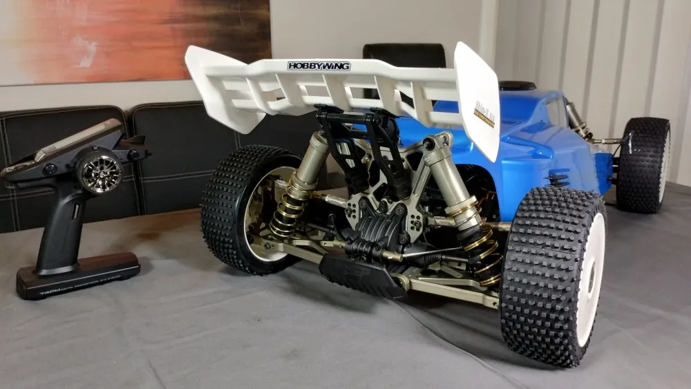 MCD RR5 Max 4 Ultimate von hinten mit weißem Heckflügel, Stoßdämpfern und Pistolensender