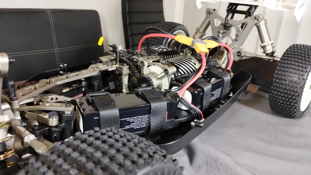 Offenes Chassis des MCD RR5 Max 4 Ultimate mit Akkus, Motor und roten Anschlusskabeln