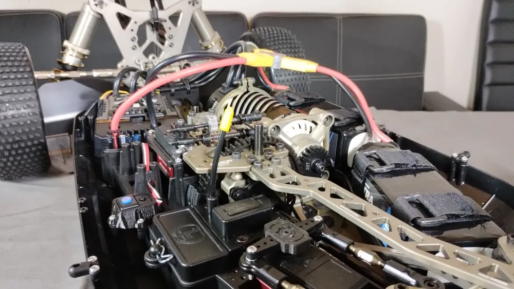 MCD RR5 Max 4 Ultimate ohne Karosserie mit Blick auf Antrieb, Elektronik und Chassisstreben