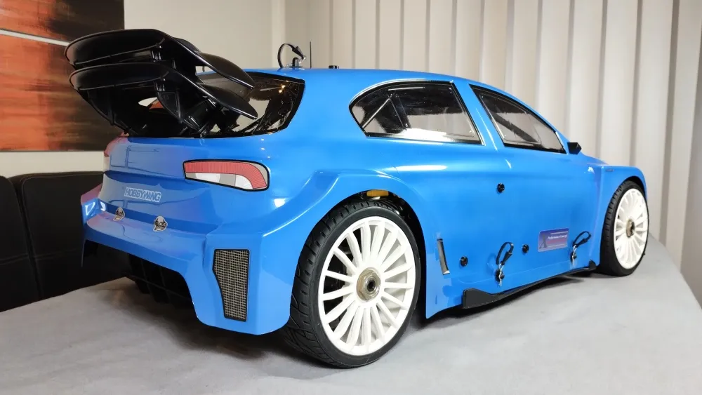 Blauer MCD XR5 Max 4 Pro Rally mit schwarzem Heckflügel und weißen Speichenrädern, schräg von hinten