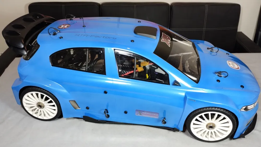 MCD XR5 Max 4 Pro Rally mit blauer Karosserie und weißen Rädern, seitliche Draufsicht