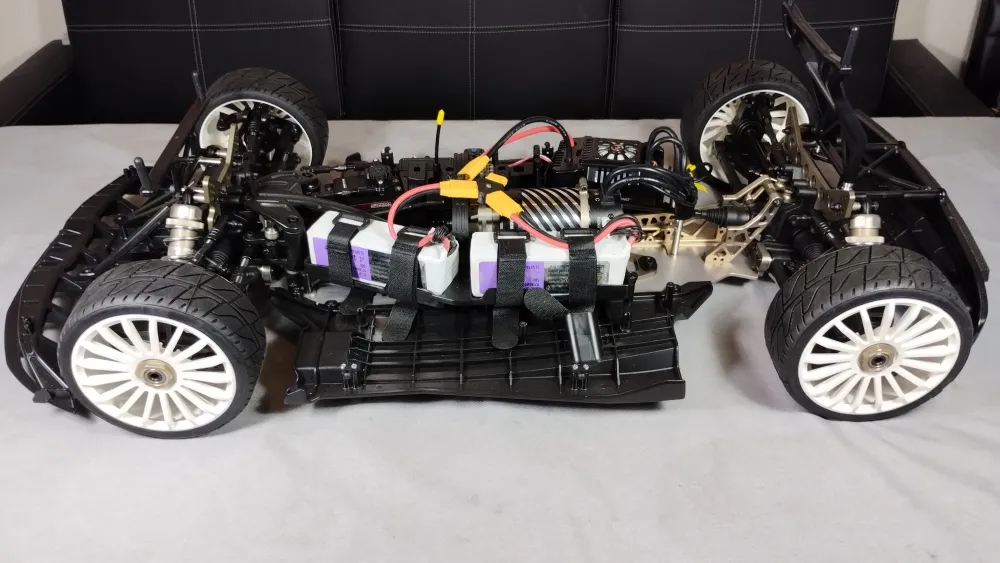 MCD XR5 Max 4 Pro Rally ohne Karosserie mit freigelegtem Chassis und befestigten Akkus