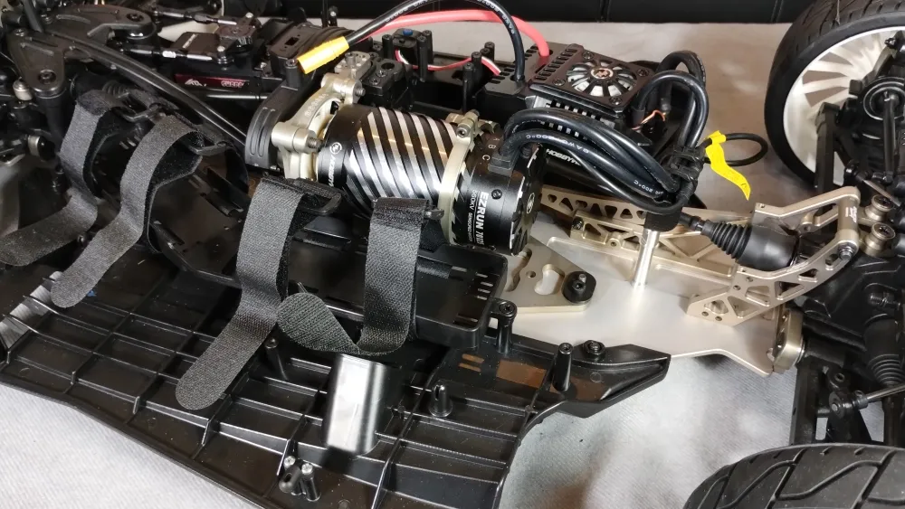 Offener Akkubereich des MCD XR5 Max 4 Pro Rally neben geripptem Motor und Anschlusskabeln