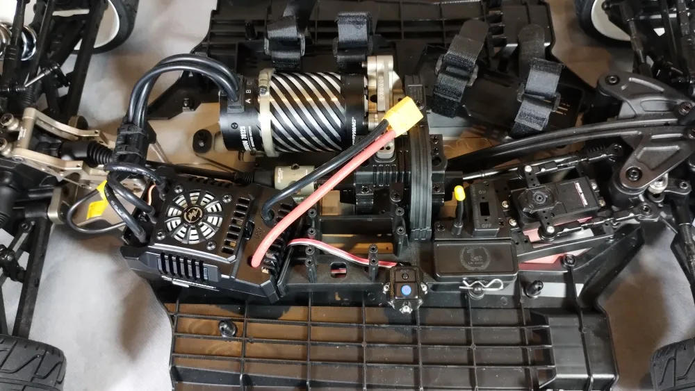 Draufsicht auf Motor, Regler und Akkufach im MCD XR5 Max 4 Pro Rally
