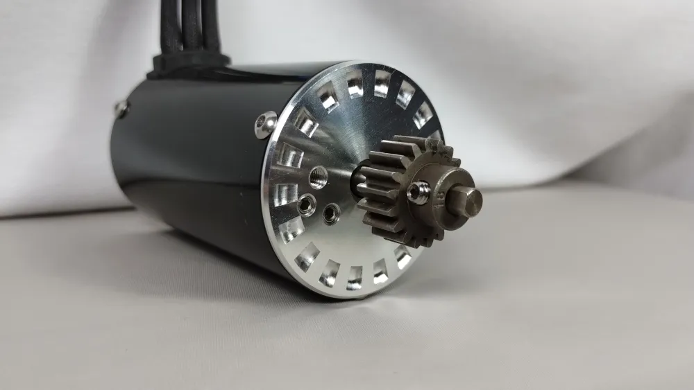 Universal-Motorplatte am schwarzen Traxxas-Velineon-Motor mit montiertem Ritzel